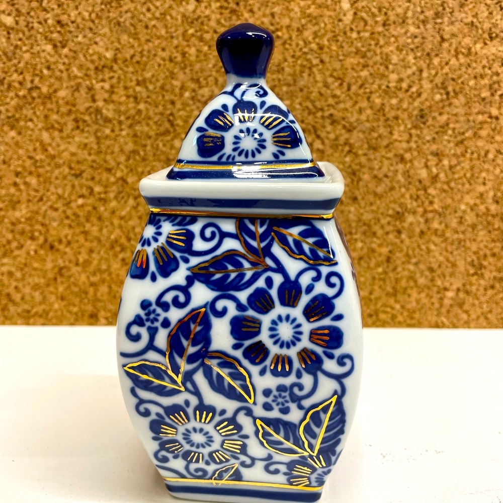 Fancy blue/white ceramic decorative dish with lid or vase